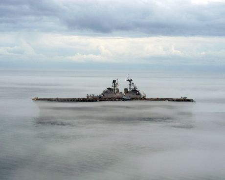 1280px-US_Navy_060115-N-6282K-001_The_amphibious_assault_ship_USS_Iwo_Jima_(LHD_7)_shown_operating_in_dense_fog_in_the_Atlantic_Ocean
